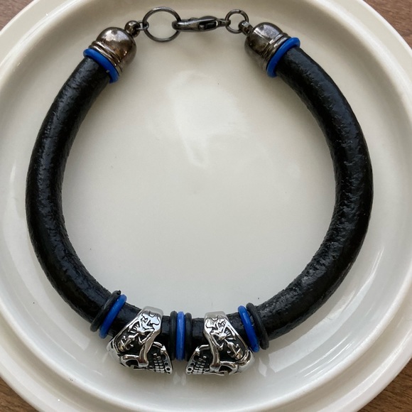 Men’s Leather Skull Bracelet - Picture 2 of 5